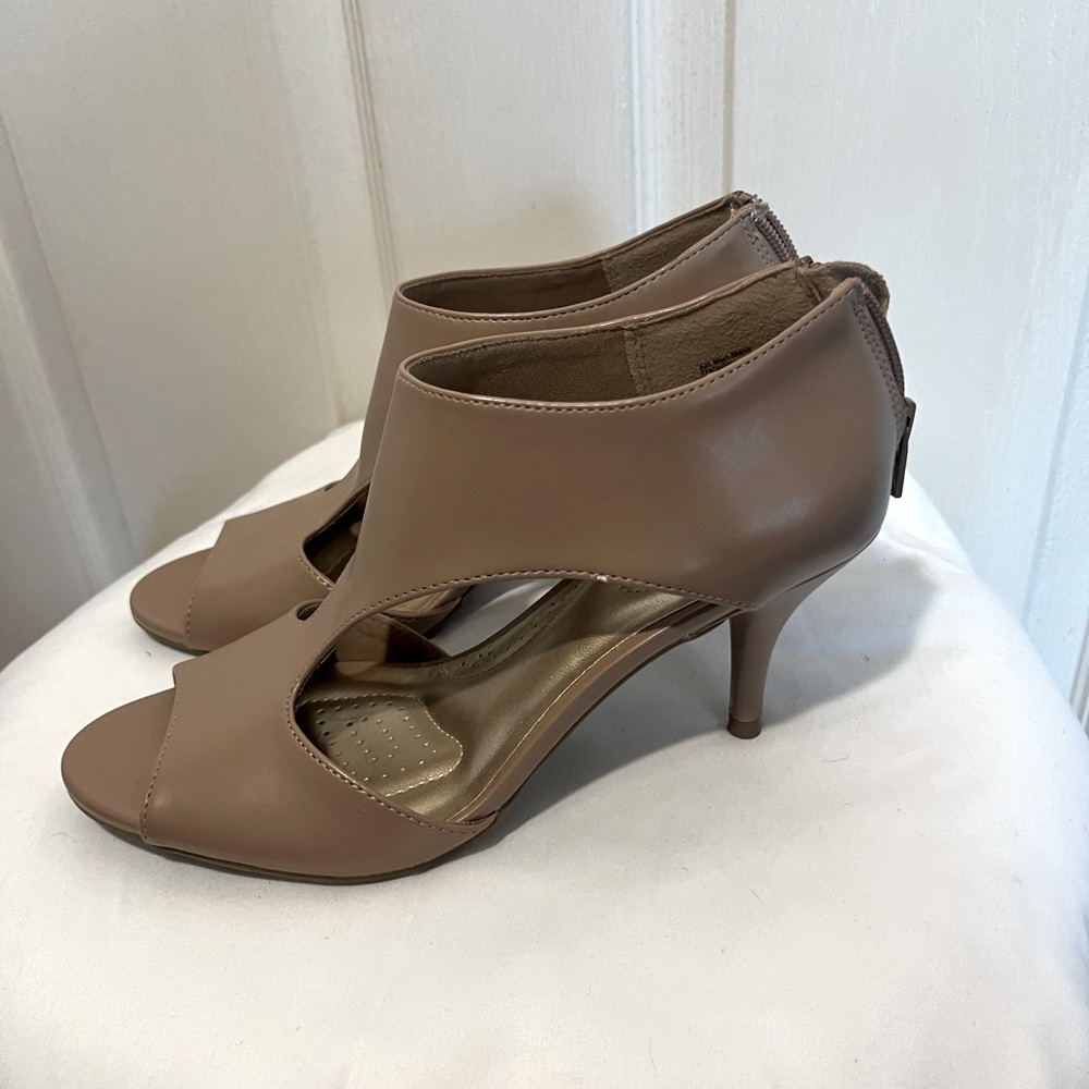Taupe DexFlex zip up hooded heel